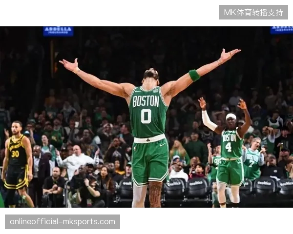 凯尔特人总决赛G4上半场进攻效率仅76.1，独行侠的高强度防守迫使其失误激增导致惨败